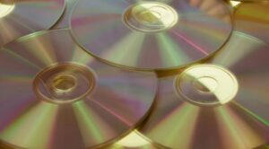 CD는 필립스와 소니가 1982년에 소개한 최대 650MiB 용량의 오디오 및 데이터 저장용 광 디스크입니다.